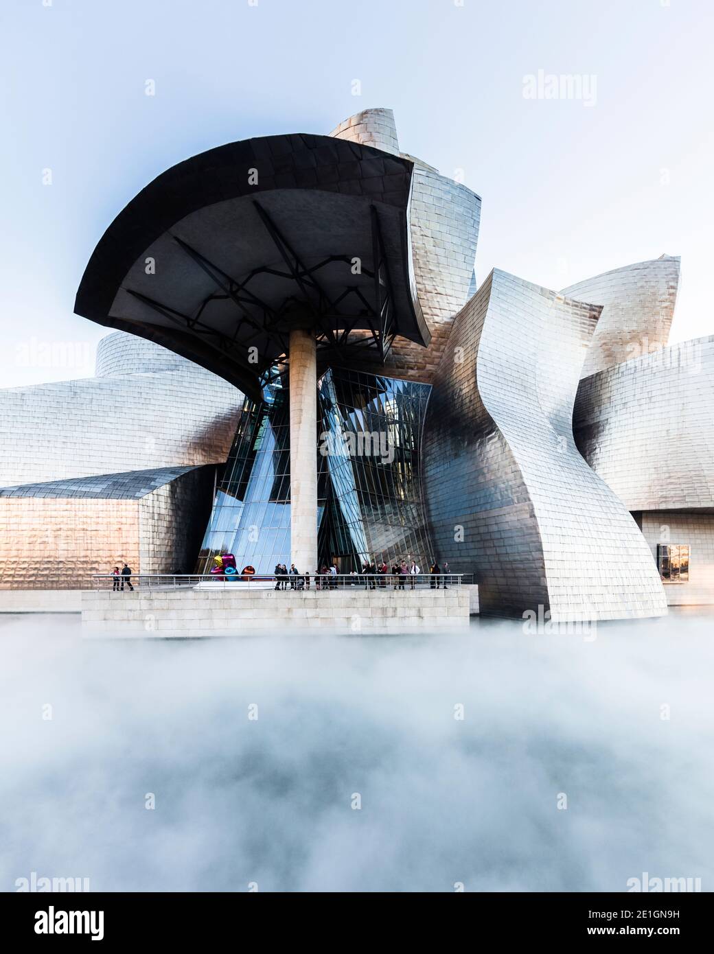 Vista esterna della facciata curva in titanio e vetro del Museo Guggenheim di Bilbao, Paesi Baschi, Spagna. Foto Stock