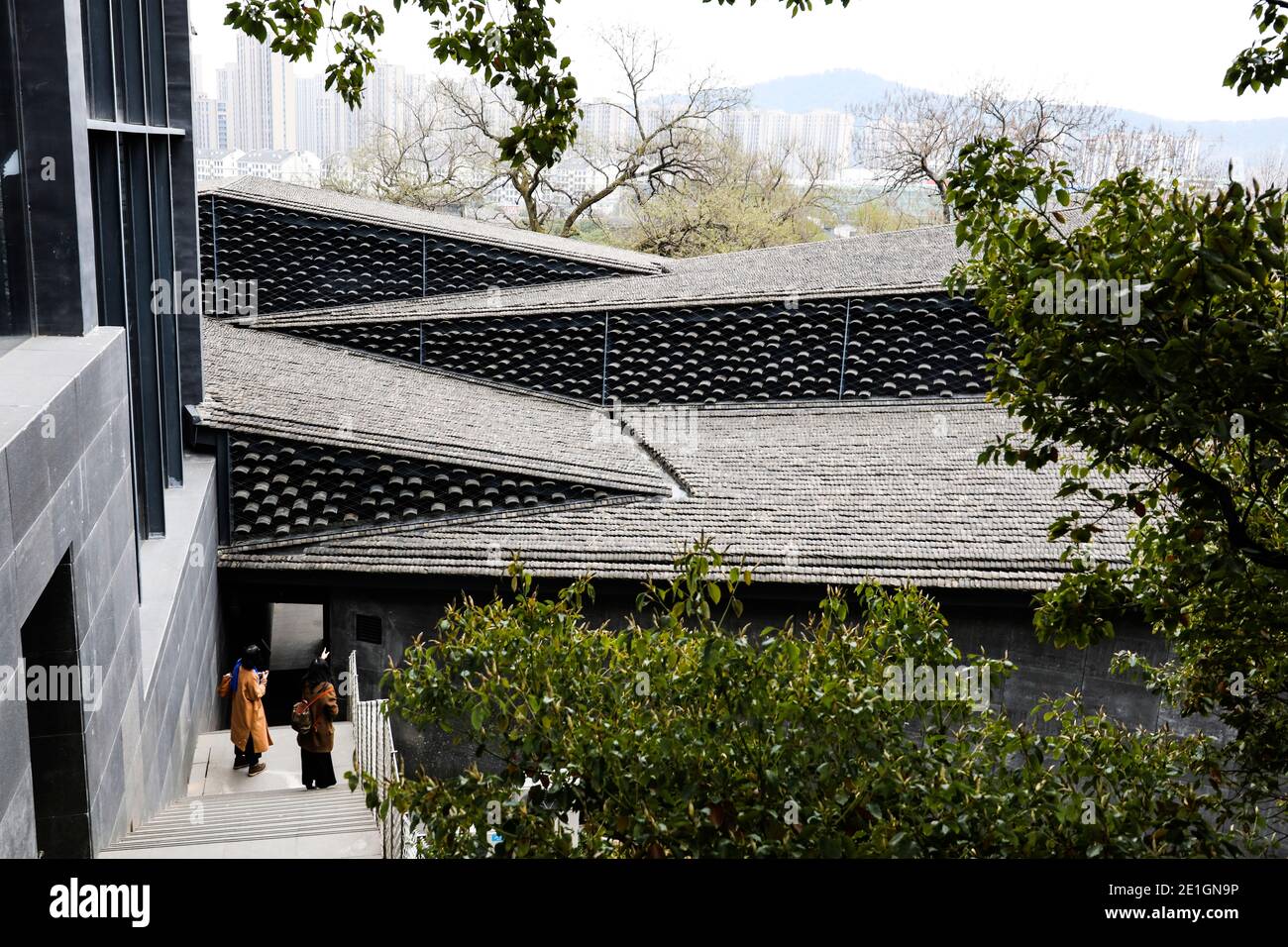 Vista esterna del Museo d'Arte Folkloristica nel campus dell'Accademia delle Arti Cinese di Hangzhou, Cina, con tetto a zig-zag. Foto Stock