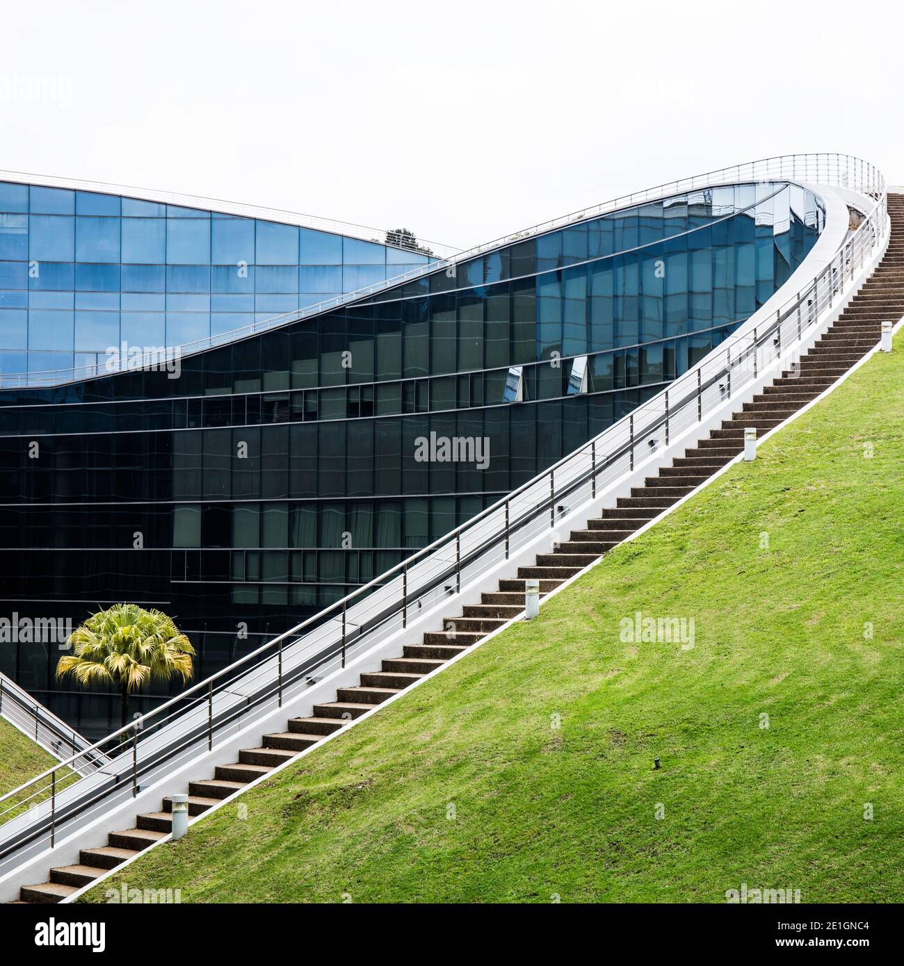 Vista esterna della School of Art, Design & Media at NTU, un edificio in vetro con tetto verde, Singapore. Foto Stock
