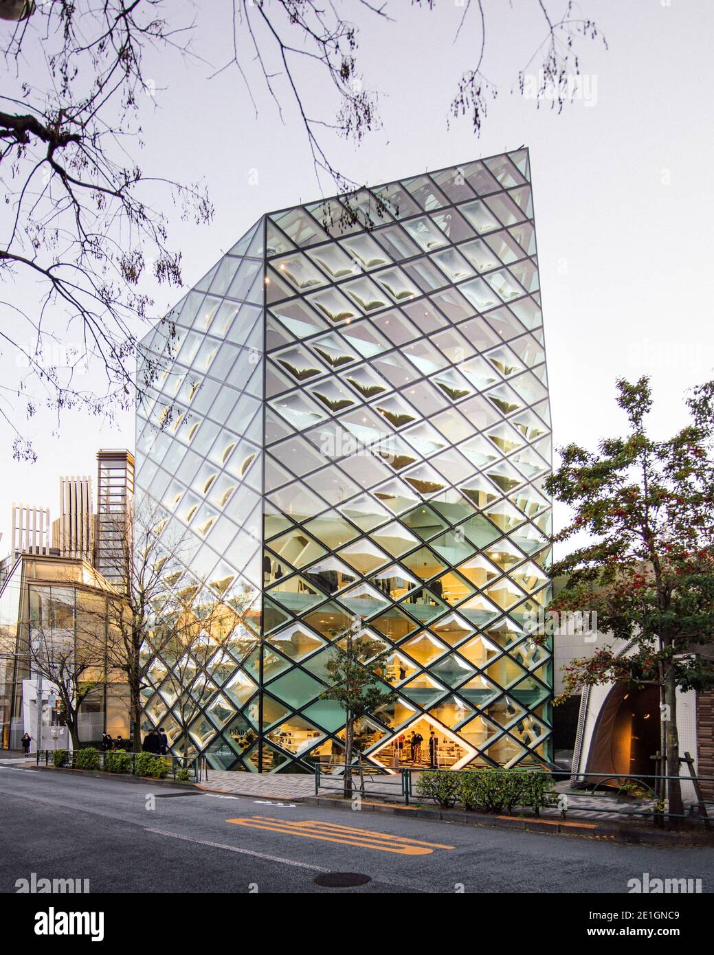 Vista esterna della Prada Aoyama Tokyo, Giappone, una struttura a griglia  di vetro a forma di romboide Foto stock - Alamy