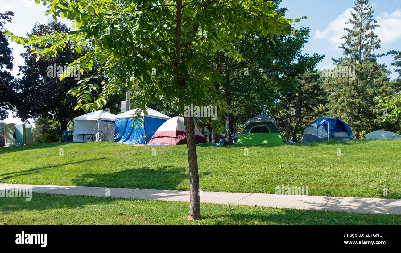 Accampamento di tenda senza casa al Lyndale Farmstead Park con la pandemia di Covid che è un fattore contribuente. Minneapolis, Minnesota, Stati Uniti Foto Stock