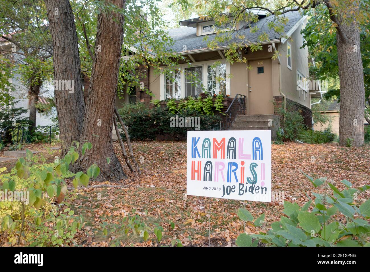 Segno di elezione per Kamala Harris e Joe Biden in un cortile residenziale. St Paul Minnesota, Minnesota, Stati Uniti Foto Stock