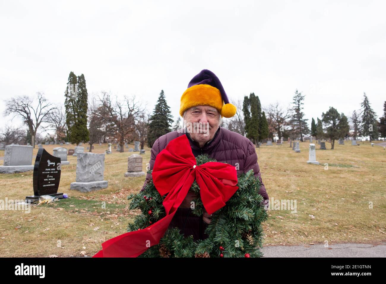 Il fotografo Steve Skjold ha decorato la corona di Natale da collocare presso la tomba dei genitori al Crystal Lake Cemetery. Minneapolis, Minnesota, Stati Uniti Foto Stock