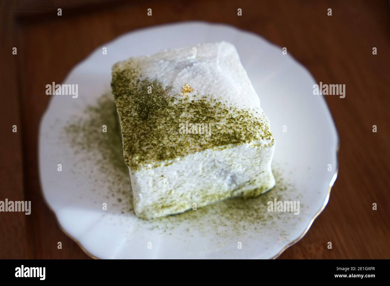 Primo piano: Tè verde Matcha e torta al cioccolato bianco Foto Stock