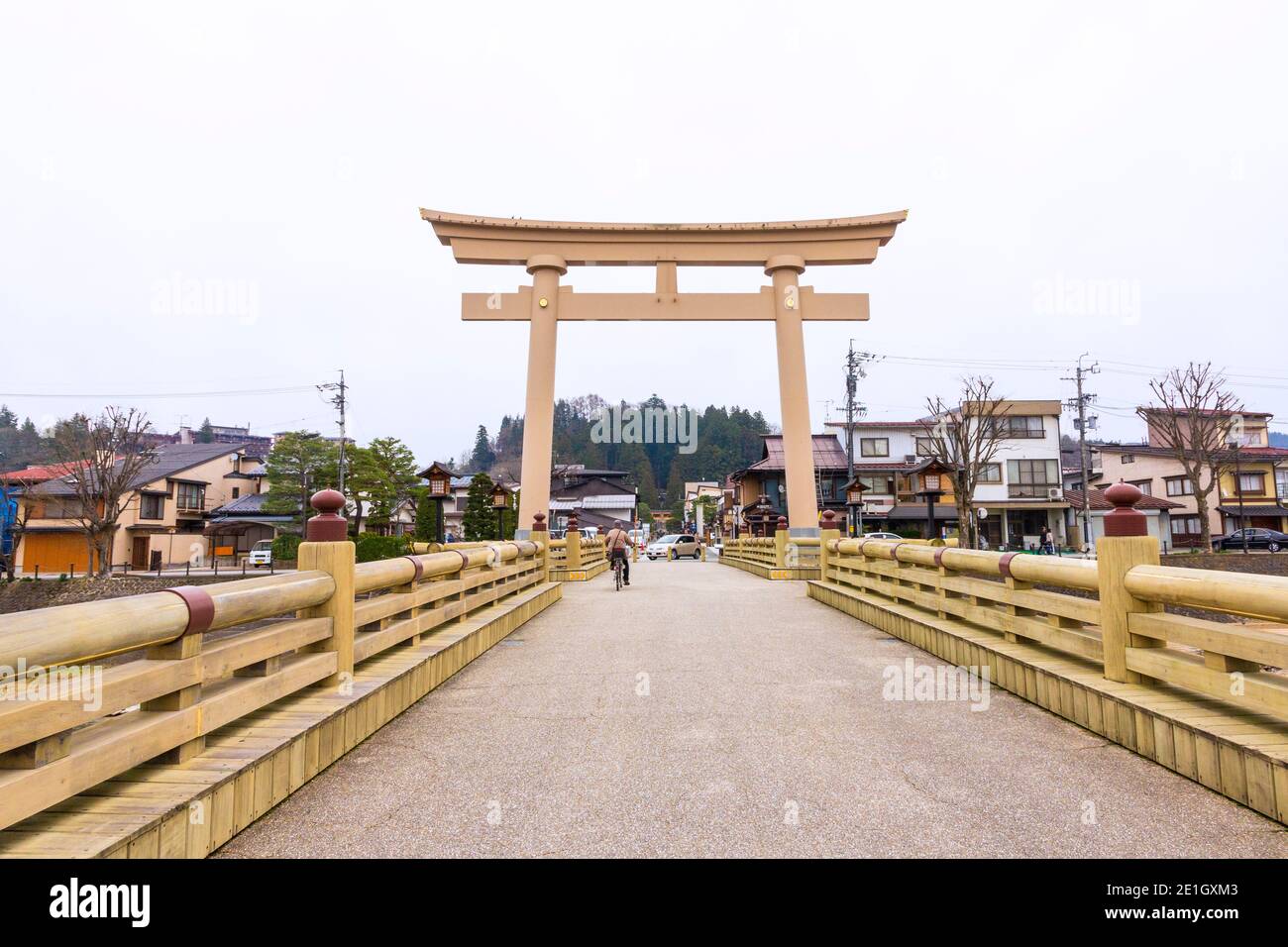 Torii porta sul ponte Miyamae a Takayama, Giappone Foto Stock