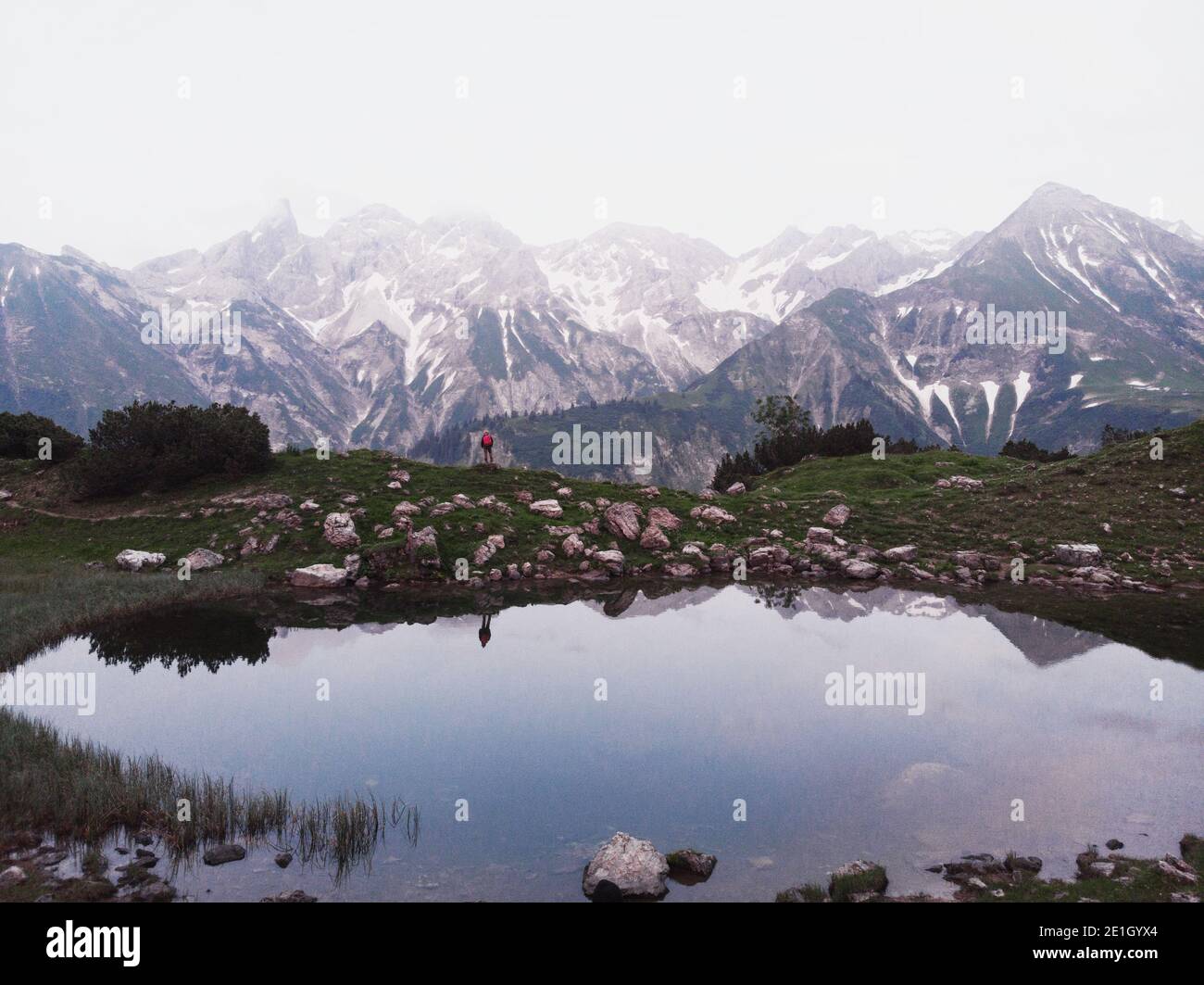 Vista panoramica dell'escursionista al Guggersee montagna lago di riflessione In alpe Allgaeu vicino Oberstdorf Swabia Baviera Germania Europa Foto Stock