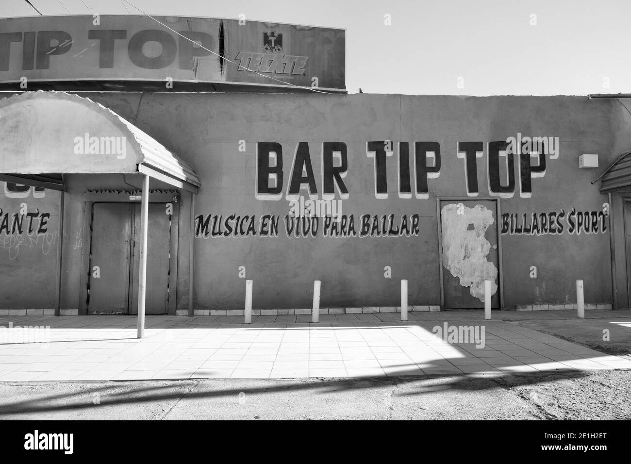 Vista diurna in bianco e nero dell'esterno del Tip Top Bar a Mexicali, Baja California; musica pubblicitaria e balli, biliardo e sport. Foto Stock