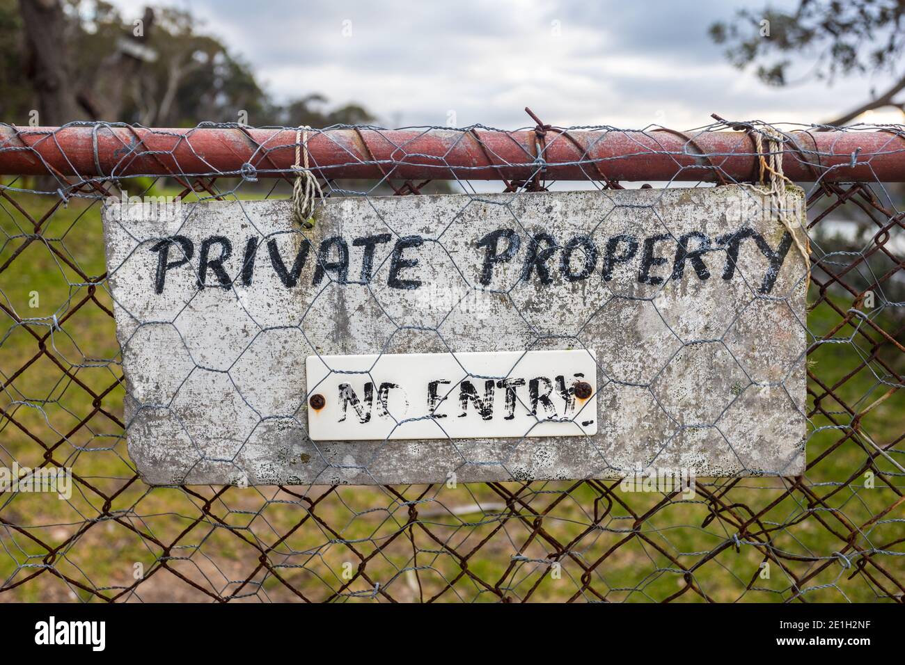 Una proprieta' privata intemperie e nessun cartello d'ingresso situato su un vecchio cancello della proprieta', South Coast NSW Australia Foto Stock
