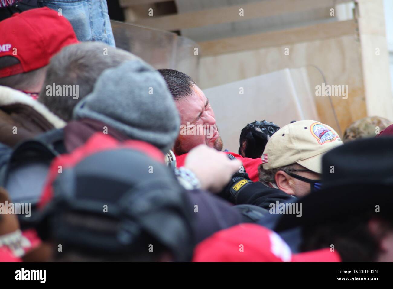 Foto della protesta del sesto gennaio al palazzo del Campidoglio che ha provocato 4 morti. I manifestanti hanno assalito l'impalcatura innaugurale e si sono rotti nell'edificio nonostante la resistenza degli ufficiali all'interno, compreso il gas lacrimogeno. Foto Stock