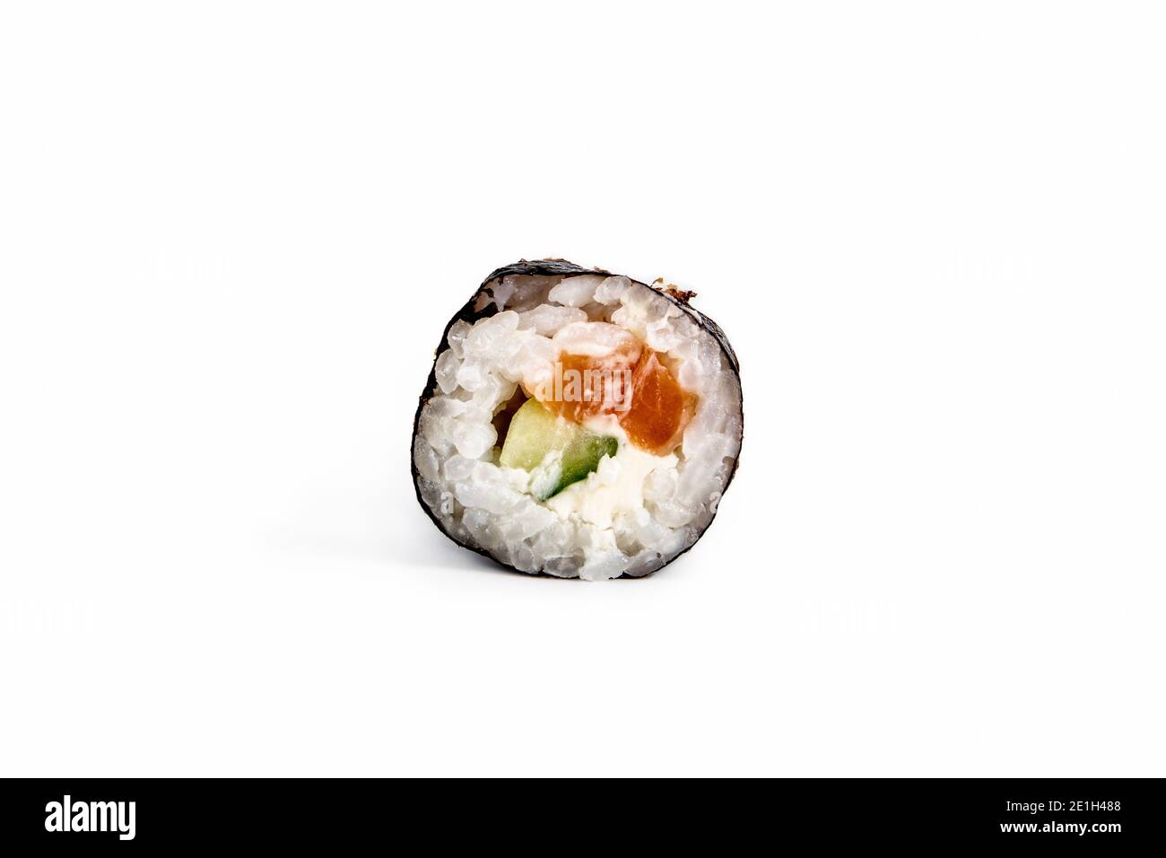 Un pezzo di sushi su sfondo bianco. Cibo e cultura giapponese. Foto Stock