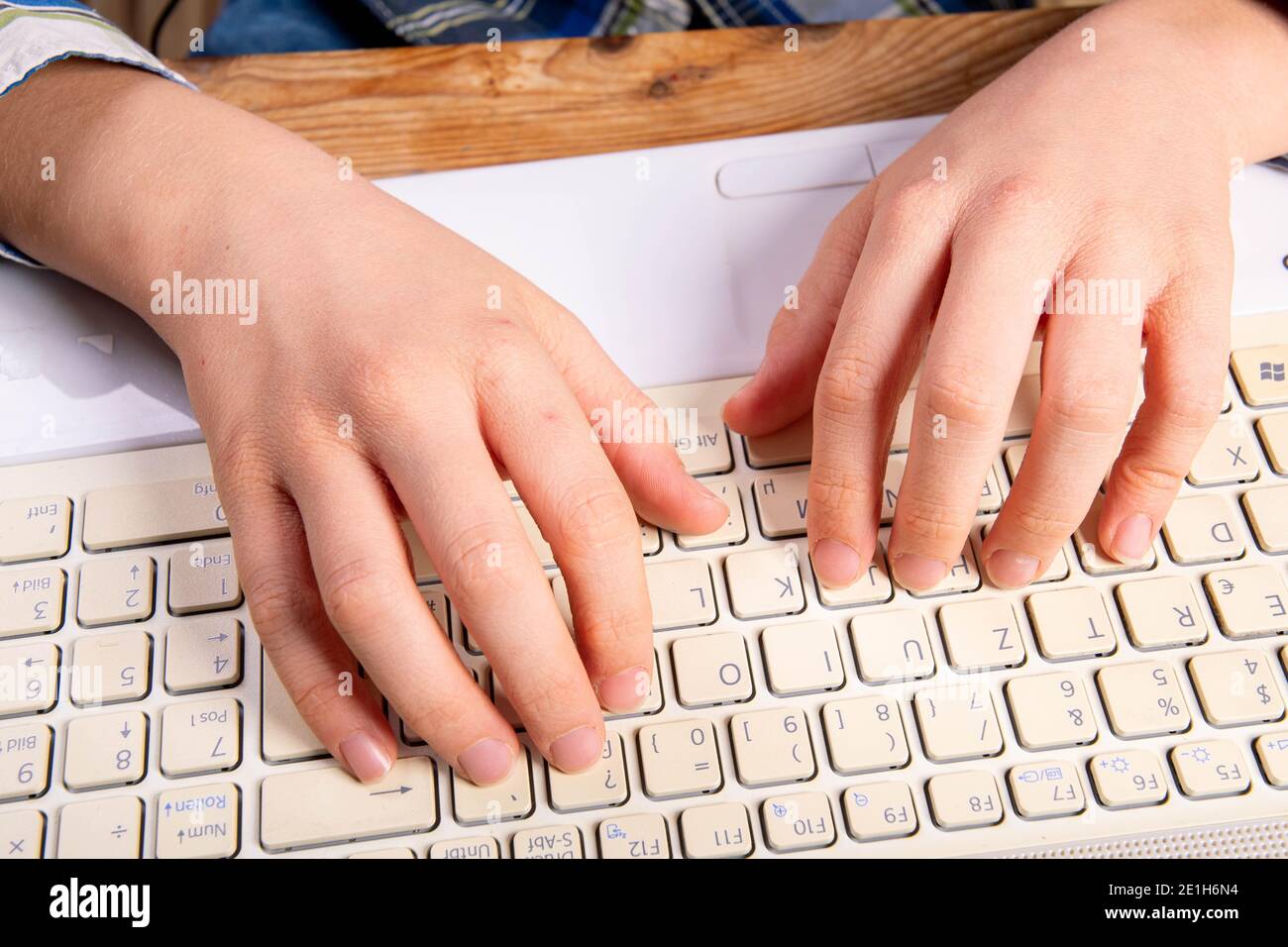 Le mani dei bambini scrivono sulla tastiera del computer portatile Foto  stock - Alamy