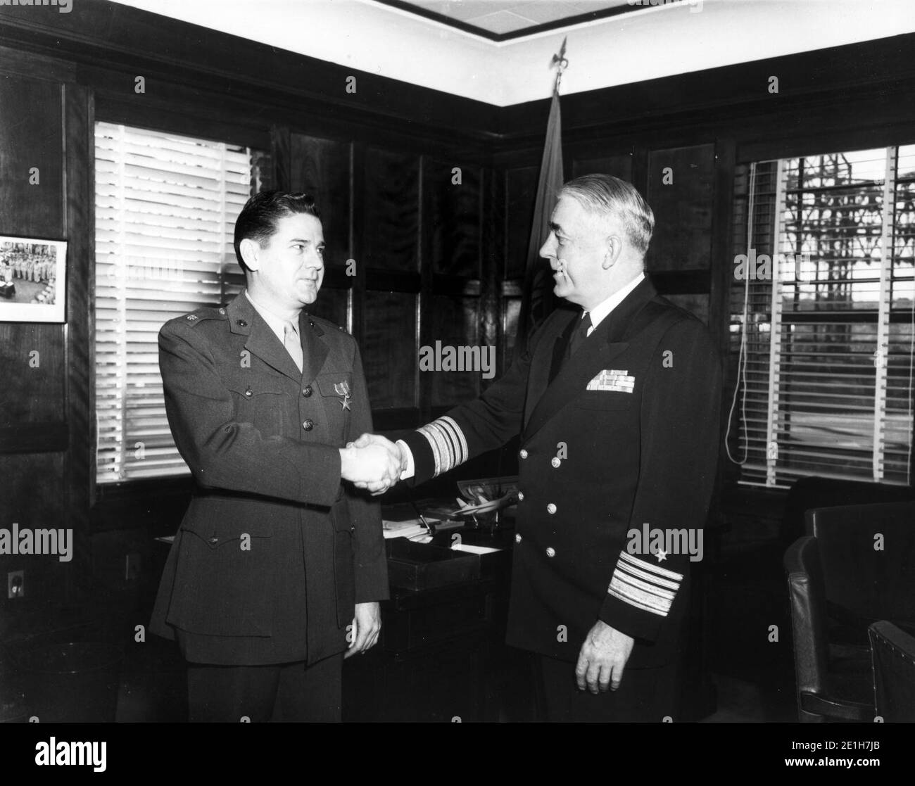 LtCol Leo J. Dulacki riceve la Stella di bronzo dal VADM Robert P. Briscoe, 1953. Foto Stock