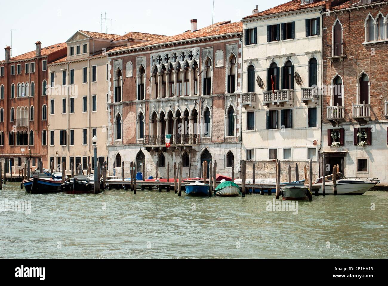 Il grande canale nel bellissimo quartiere di rialto. Foto Stock