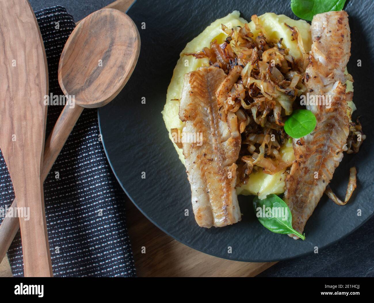 pasto di pesce su un piatto scuro dall'alto Foto Stock