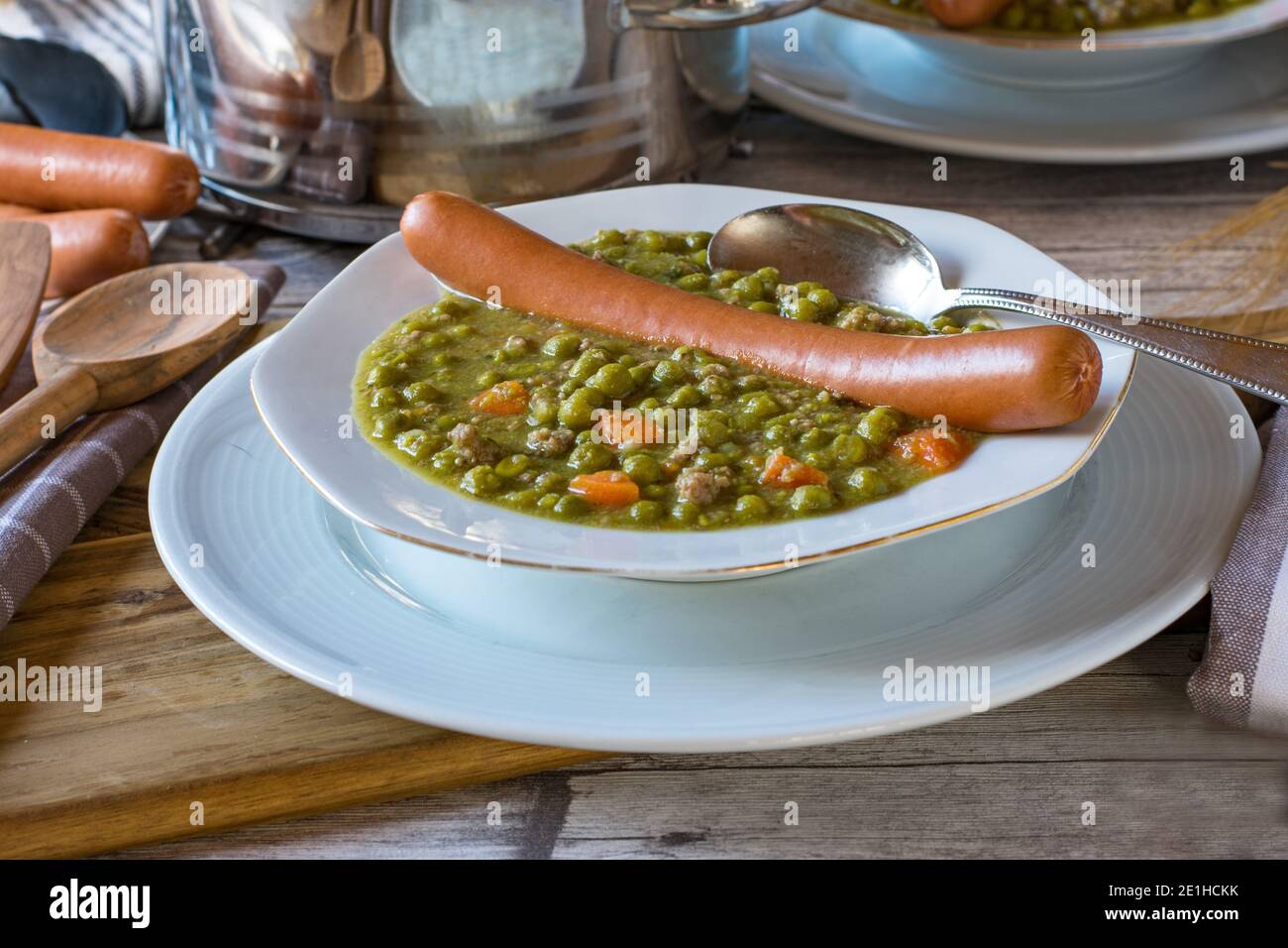 un piatto di zuppa di piselli con salsicce viennesi Foto Stock