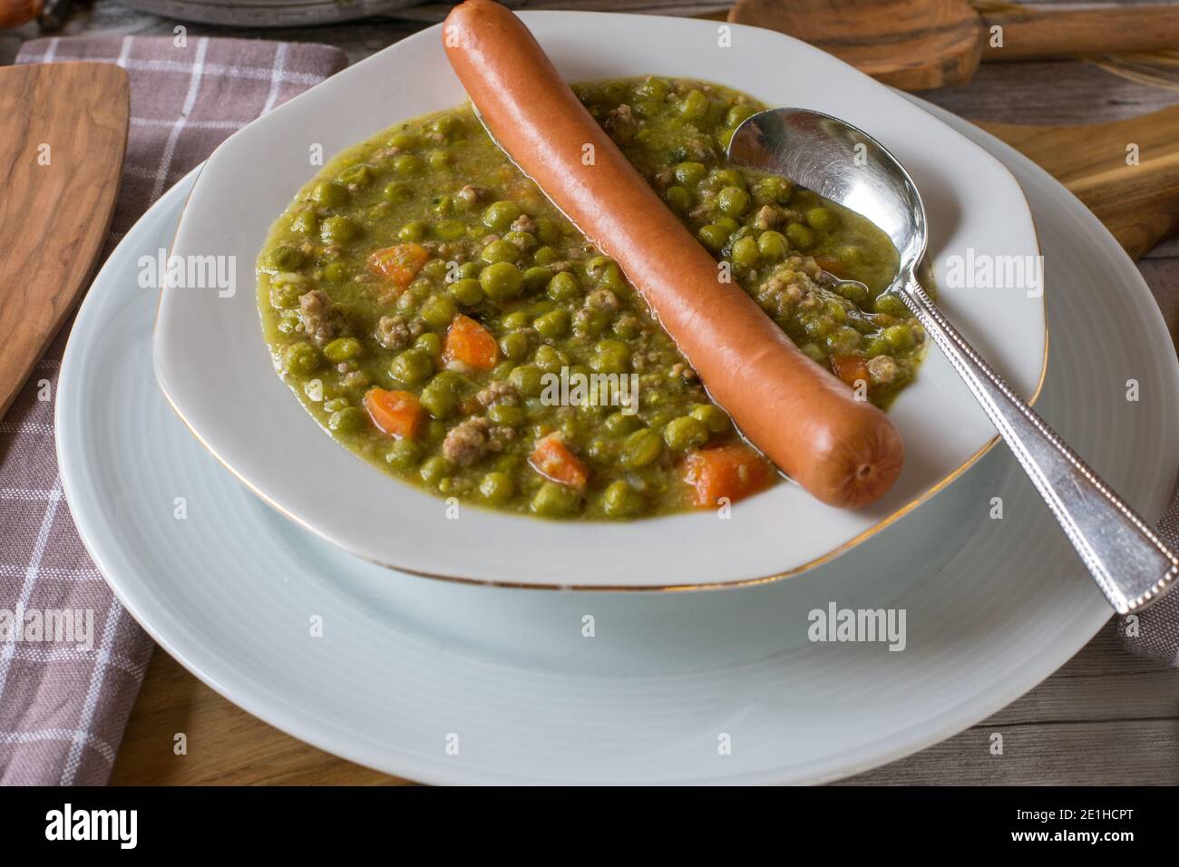 Un piatto di zuppa di piselli con salsicce Foto Stock
