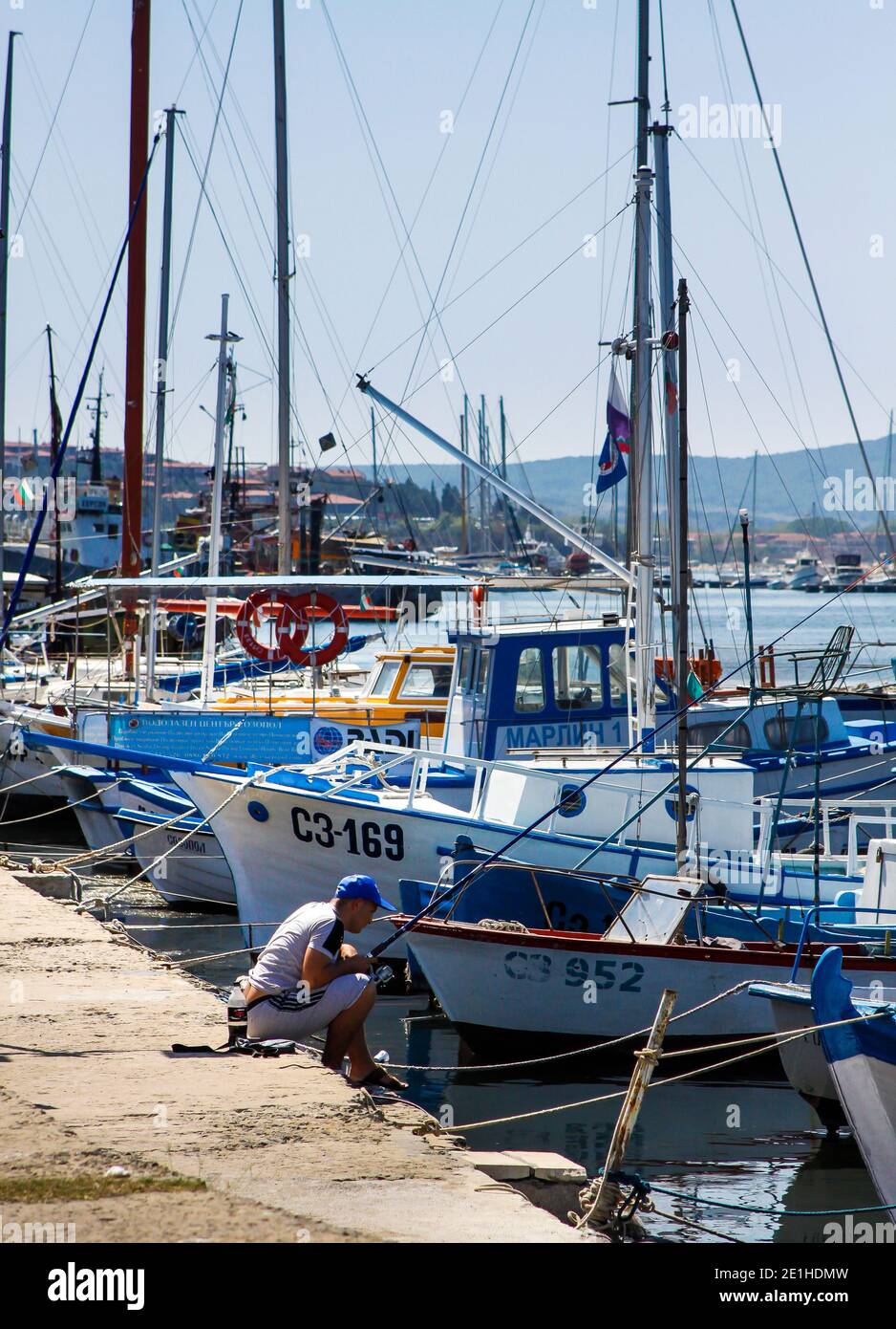 Colorata barca ormeggiata al porto di Sozopol sul mantello del Mar Nero, Bulgaria Foto Stock