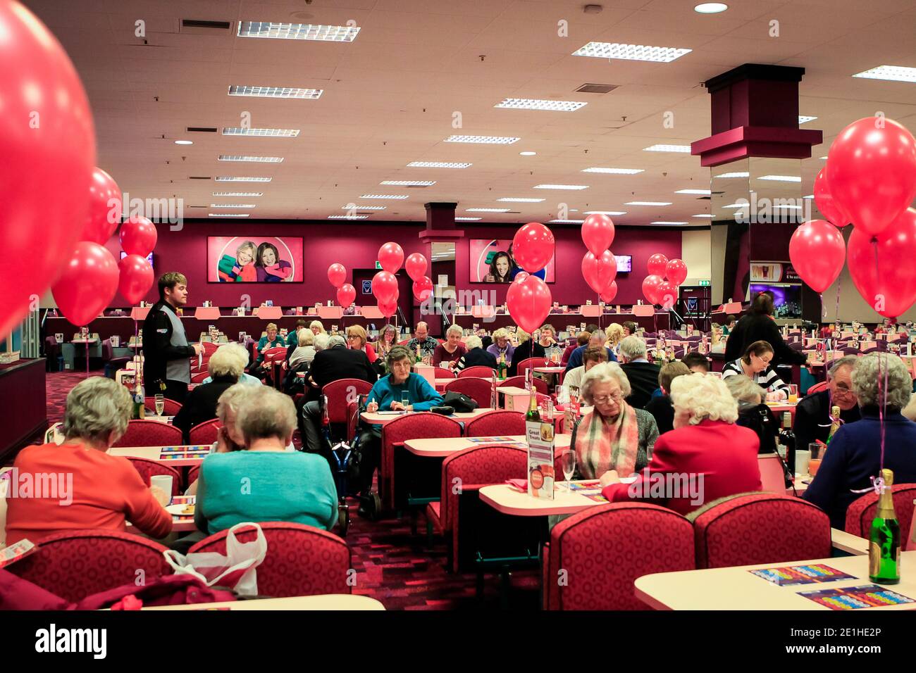 Elderly women playing bingo immagini e fotografie stock ad alta risoluzione Alamy