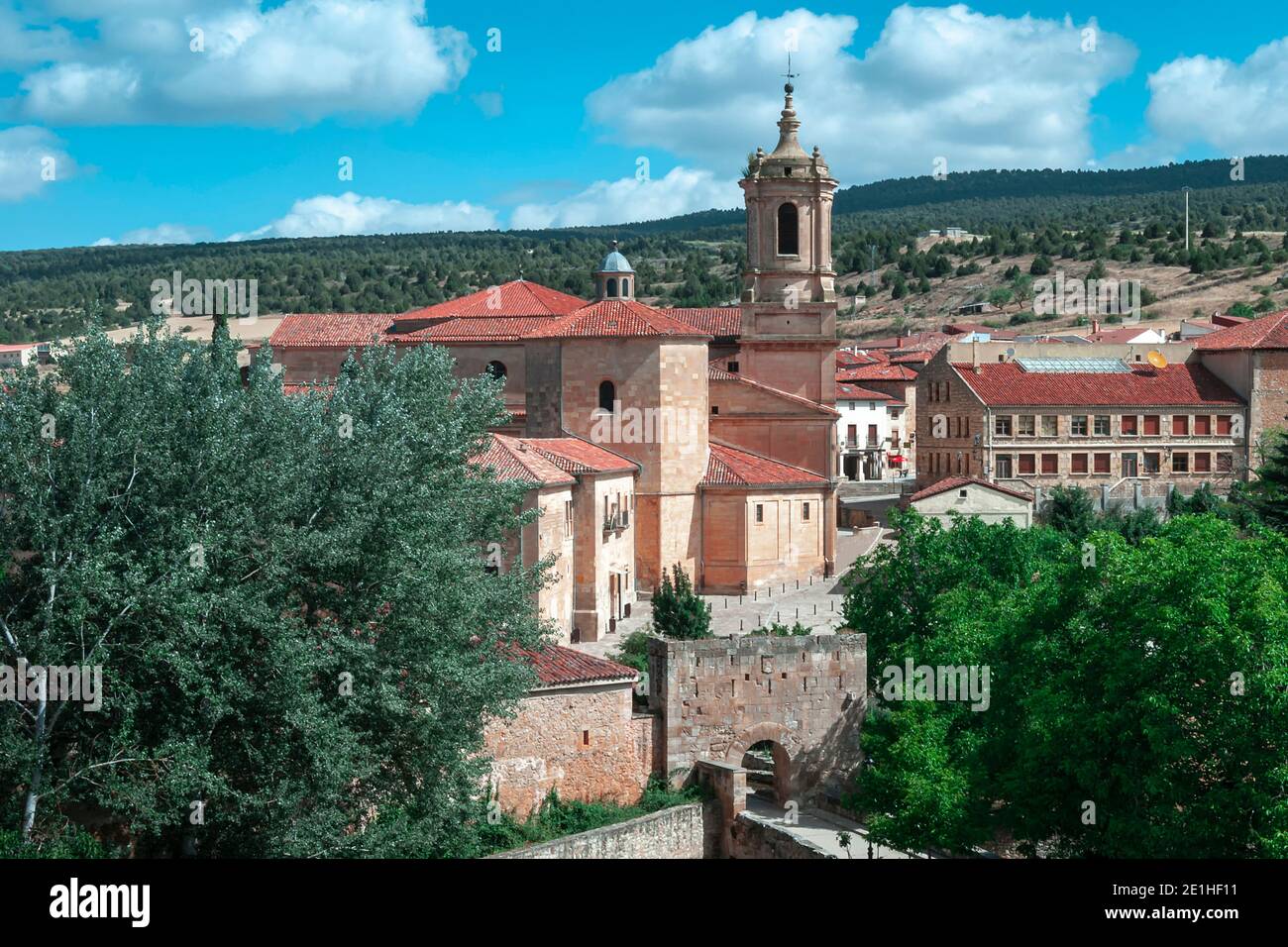 Foto della città di Santo Domingo de Silos a Burgos, Spain.Nice villa per trascorrere alcuni giorni di relax, riposo e tranquillità e allo stesso tempo t Foto Stock Foto della città di Santo Domingo de Silos a Burgos, Spain.Nice villa per trascorrere alcuni giorni di relax, riposo e tranquillità e allo stesso tempo t Foto Stock