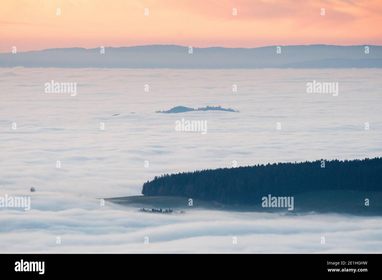 Mare di nebbia sul Mittelland Bernese con colline di Emmental e Jura Foto Stock