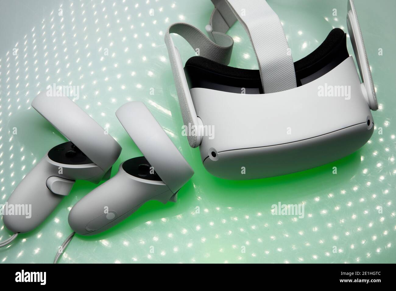 Visore VR bianco di nuova generazione isolato su sfondo bianco. Cuffia per realtà virtuale Oculus quest 2 Foto Stock