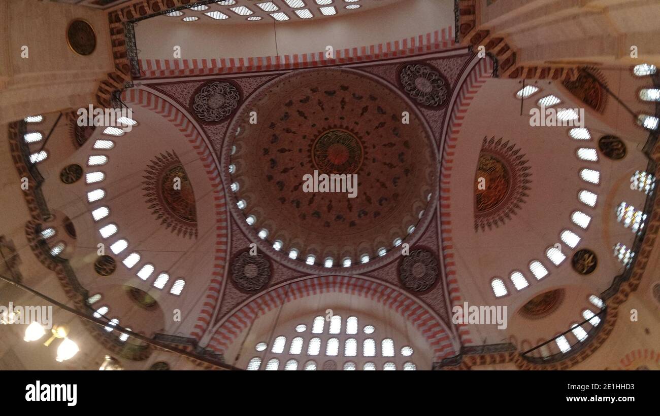 Istanbul Turchia - 11.14.2020: Interno della Moschea Suleymaniye. Architettura moschea. Architettura moschea ottomana. Ramadan sfondo. Background islamico Foto Stock