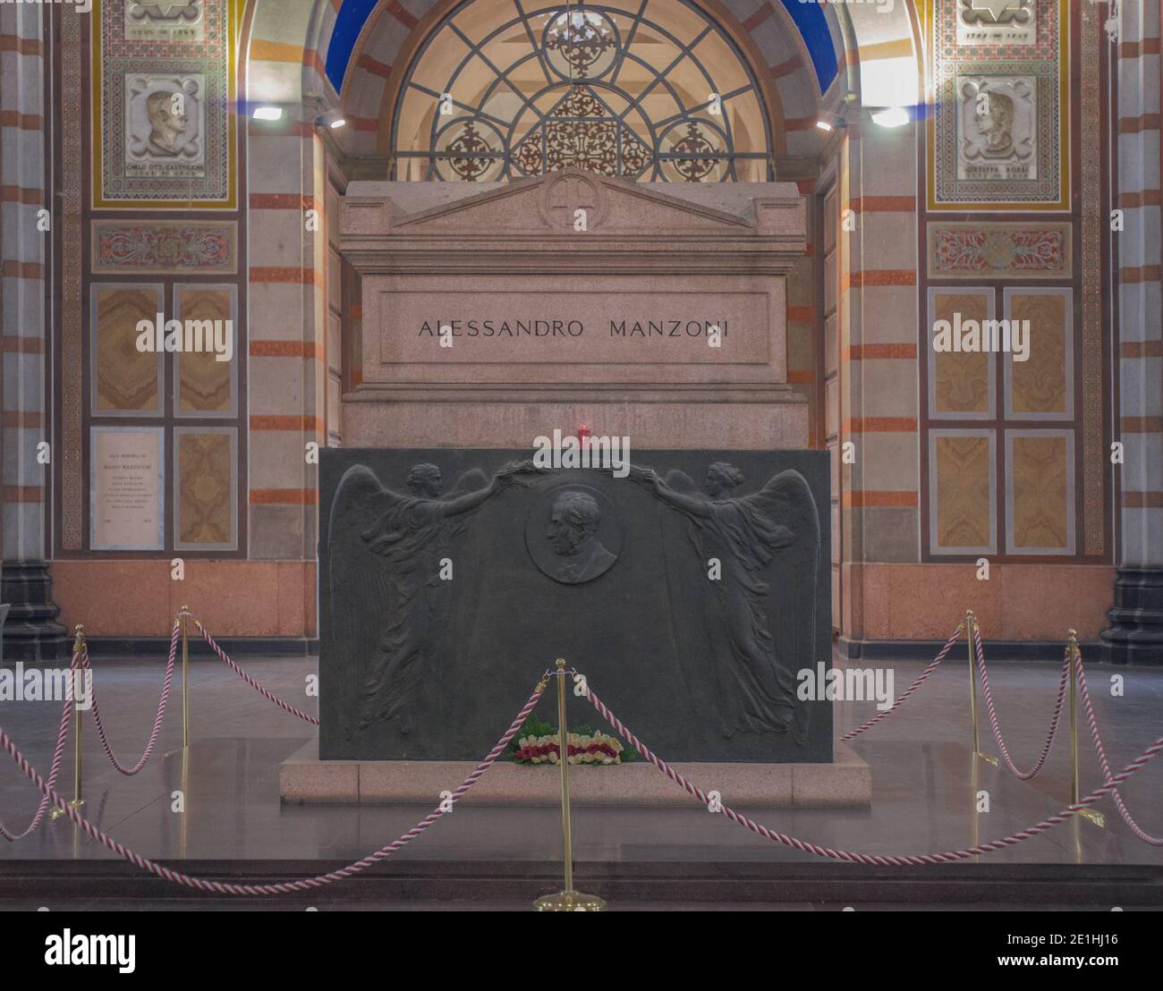 Tomba di Alessandro Manzoni al centro del famedio, sulla base bronzea il ritratto dello scrittore sostenuto dagli angeli. Cimitero monumentale, Milano Foto Stock