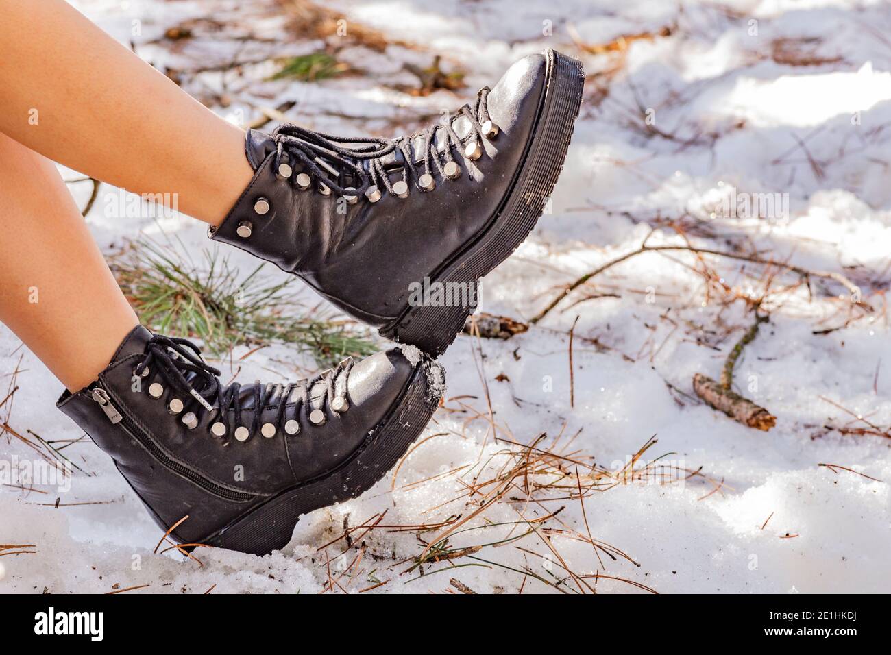 La donna stivali sulla neve in Turchia montagne. Foto Stock