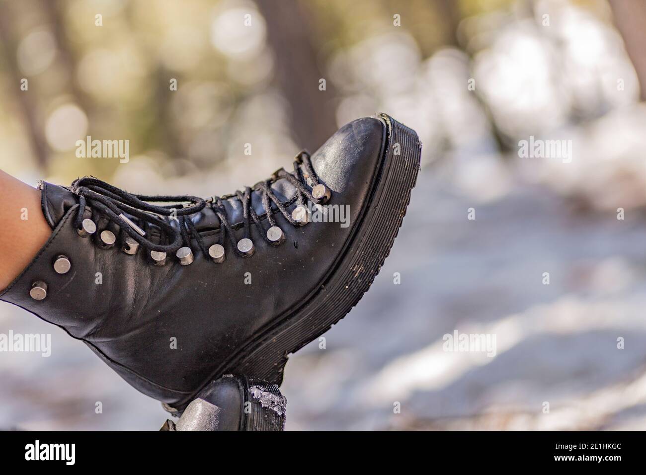 La donna stivali sulla neve in Turchia montagne. Foto Stock