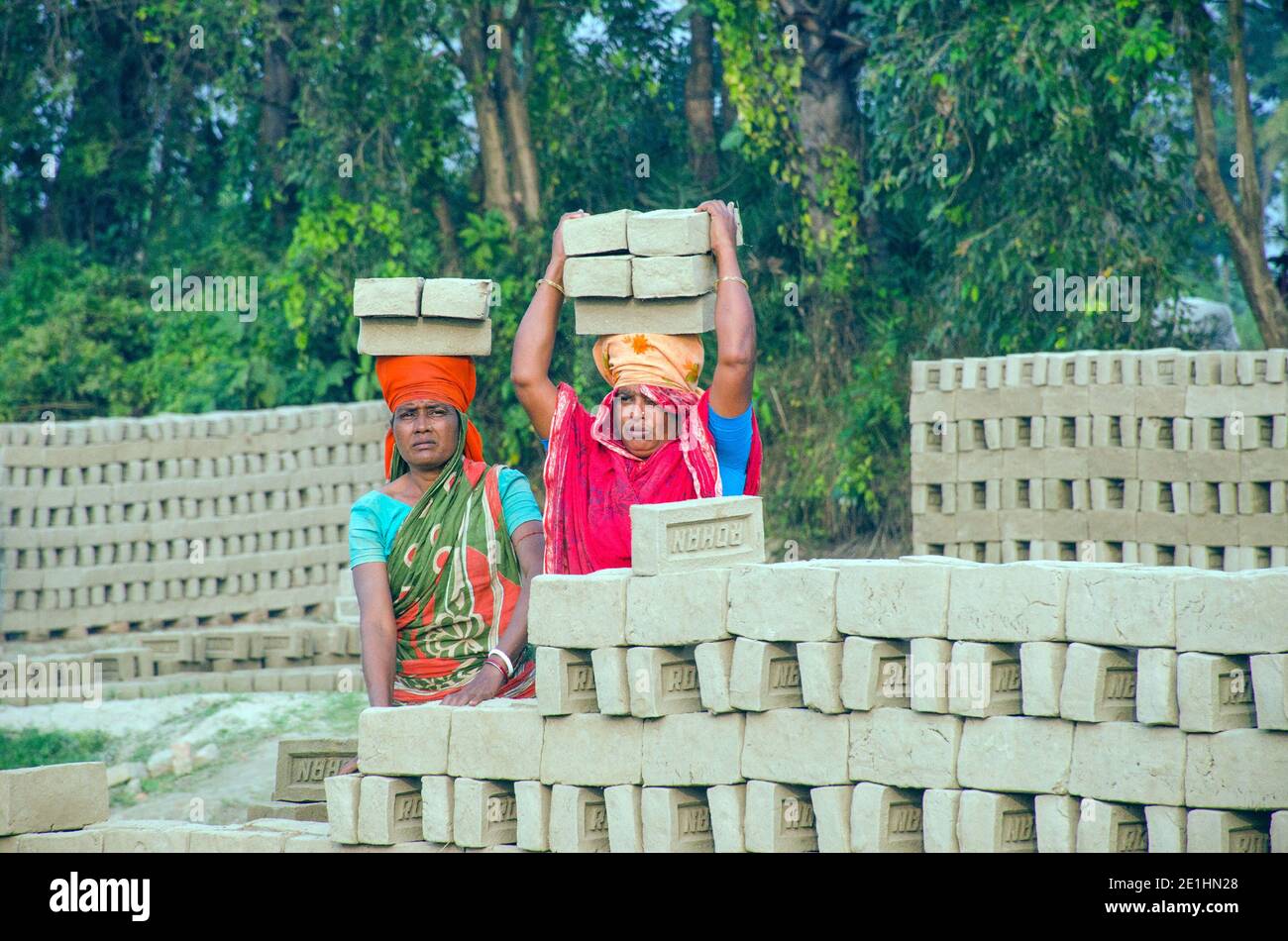 Immagine di un forno di mattoni nel remoto distretto di Hooghly. Lavoratori adulti lavorano duro per disporre i mattoni crudi nel forno per essere cotti. Foto Stock