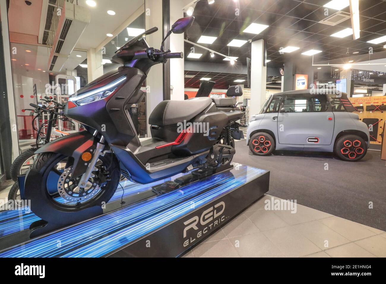 IL GRUPPO FNAC DARTY STA ALLOGIANDO GLI SCOOTERS ELETTRICI ROSSI Foto Stock