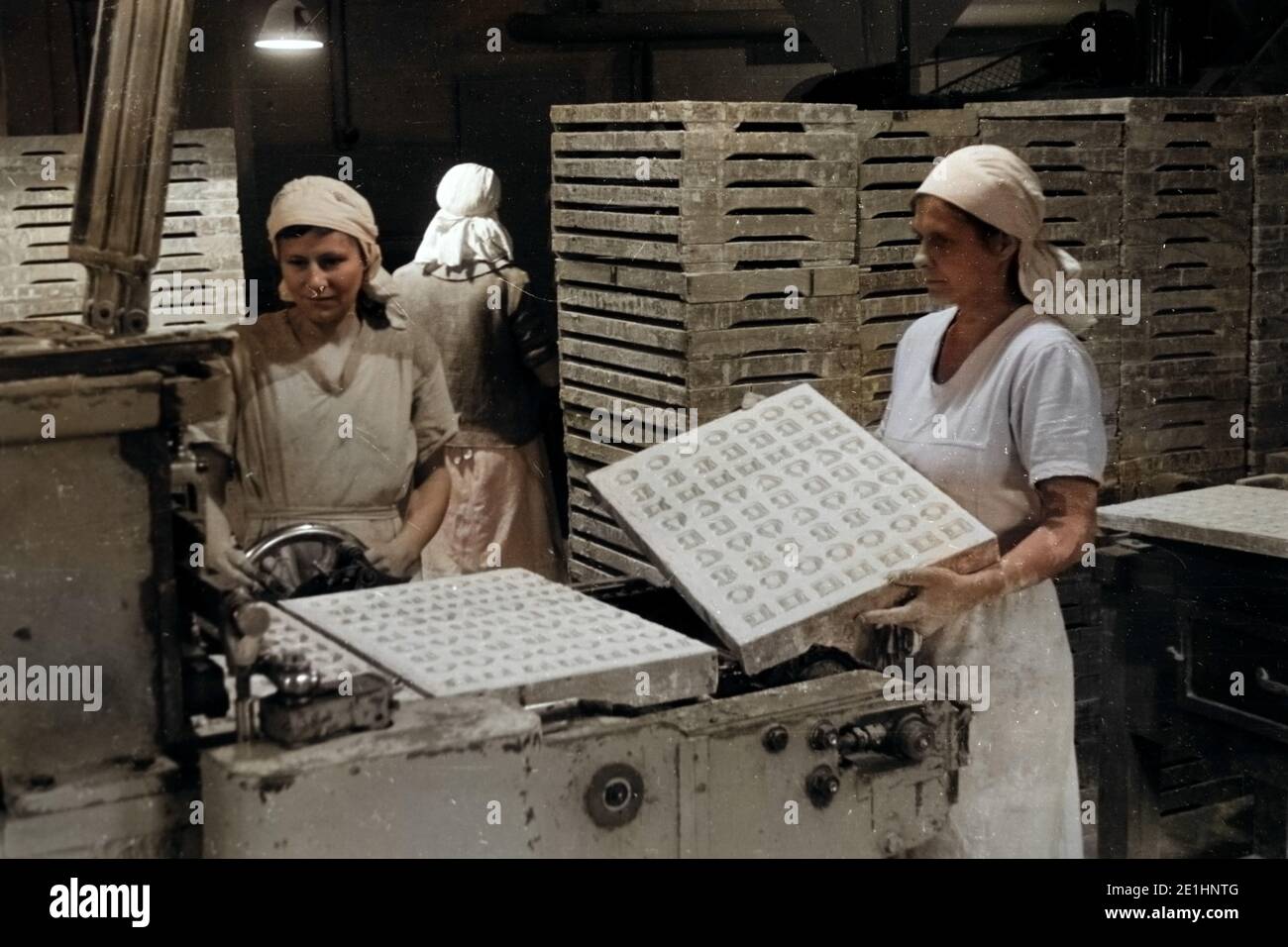 Schokoladenfabrik più a Halle (Saale), 1950er. La fabbrica di cioccolato più a Halle sul Saale, 1950s. Foto Stock