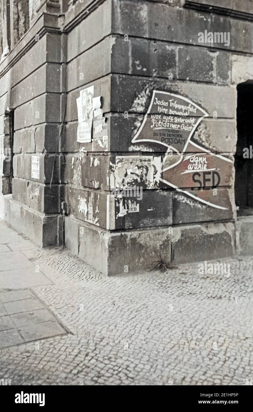 Werbung für die SED an der Ecke eines Hauses in Potsdam, Deutschland 1946. Festa SED vendita a domicilio in un angolo della casa a Potsdam, Germania 1946. Foto Stock