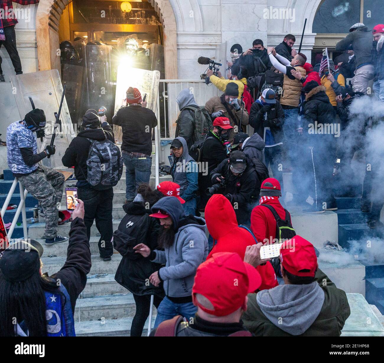 Washington DC, Stati Uniti. 6 gennaio 2021. La polizia usa il gas lacrimogeno intorno al palazzo del Campidoglio dove i sostenitori pro-Trump si sono ribottonati e hanno violato il Campidoglio a Washington, DC, il 6 gennaio 2021. I riotatori hanno rotto le finestre e hanno violato il palazzo del Campidoglio nel tentativo di rovesciare i risultati delle elezioni del 2020. La polizia ha usato i pulsanti e le granate di gas lacrimogeni per disperdere la folla. I rioter usavano barre metalliche e gas lacrimogeni contro la polizia. (Foto di Lev Radin/Sipa USA) Credit: Sipa USA/Alamy Live News Foto Stock