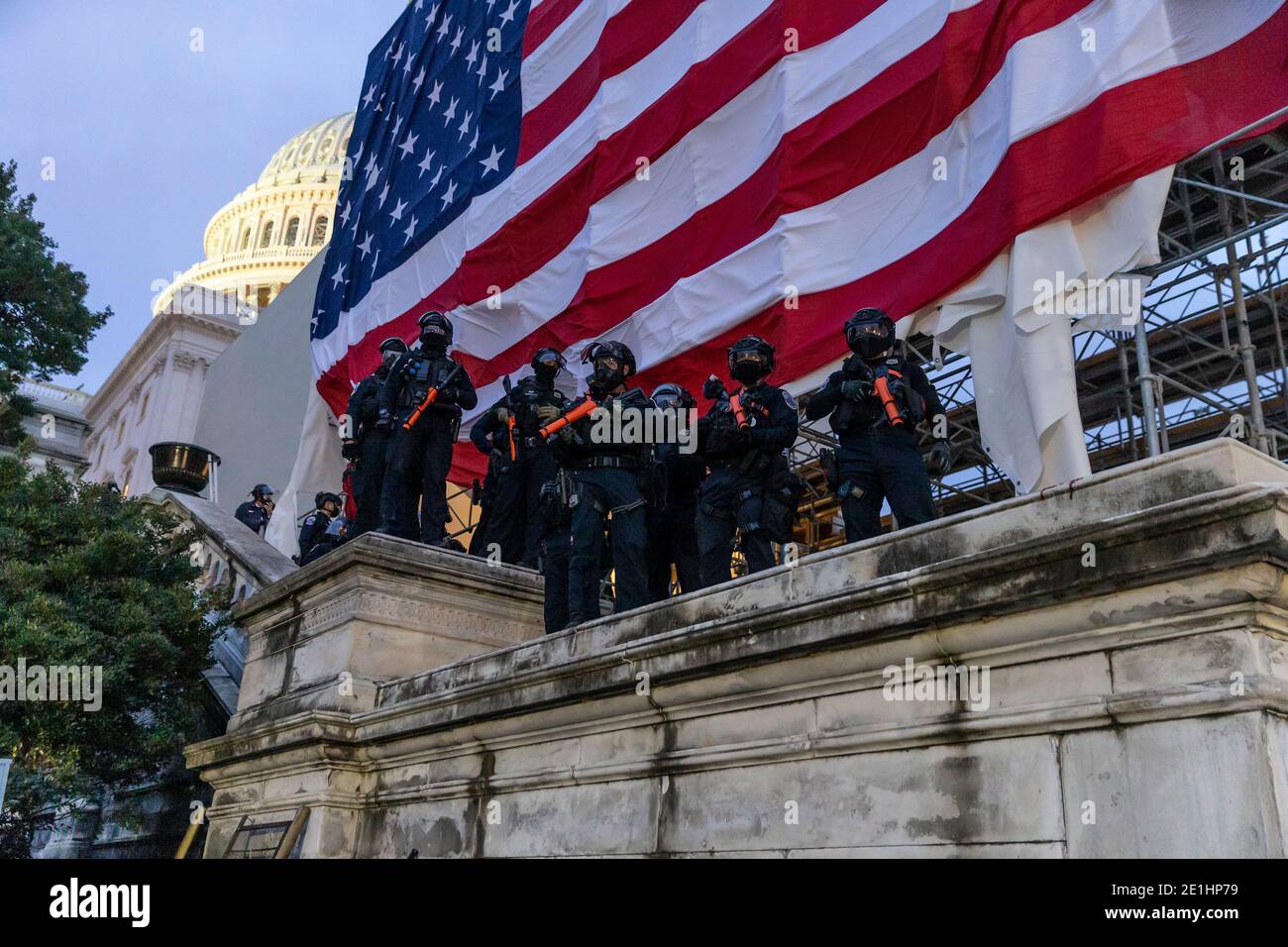 Washington DC, Stati Uniti. 6 gennaio 2021. La polizia si è vista intorno al palazzo del Campidoglio dove i sostenitori pro-Trump hanno rigato e violato il Campidoglio a Washington, DC, il 6 gennaio 2021. I riotatori hanno rotto le finestre e hanno violato il palazzo del Campidoglio nel tentativo di rovesciare i risultati delle elezioni del 2020. La polizia ha usato i pulsanti e le granate di gas lacrimogeni per disperdere la folla. I rioter usavano barre metalliche e gas lacrimogeni contro la polizia. (Foto di Lev Radin/Sipa USA) Credit: Sipa USA/Alamy Live News Foto Stock