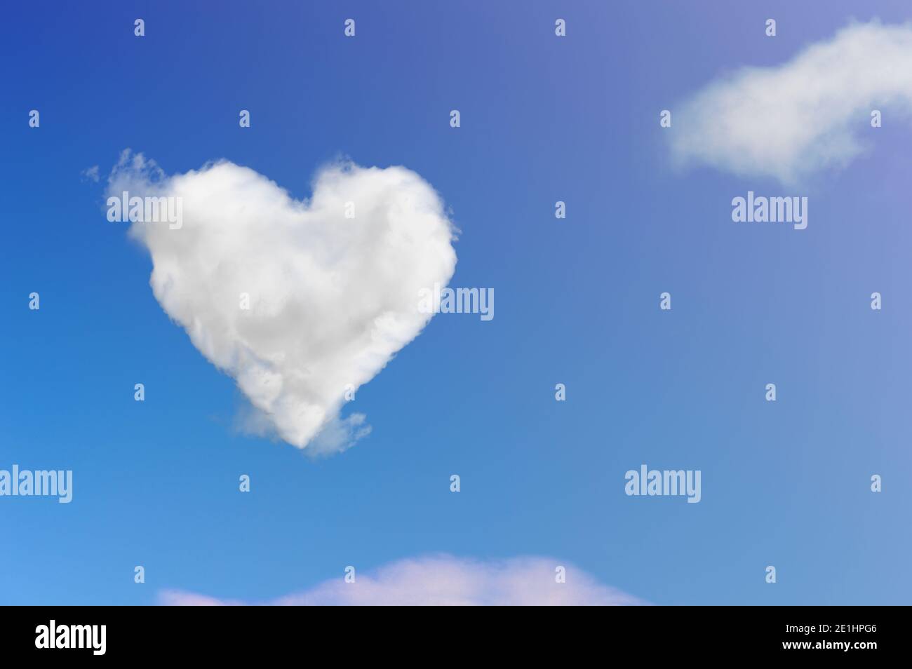 Nuvola forma il cuore sul cielo blu. San Valentino di background. Foto Stock