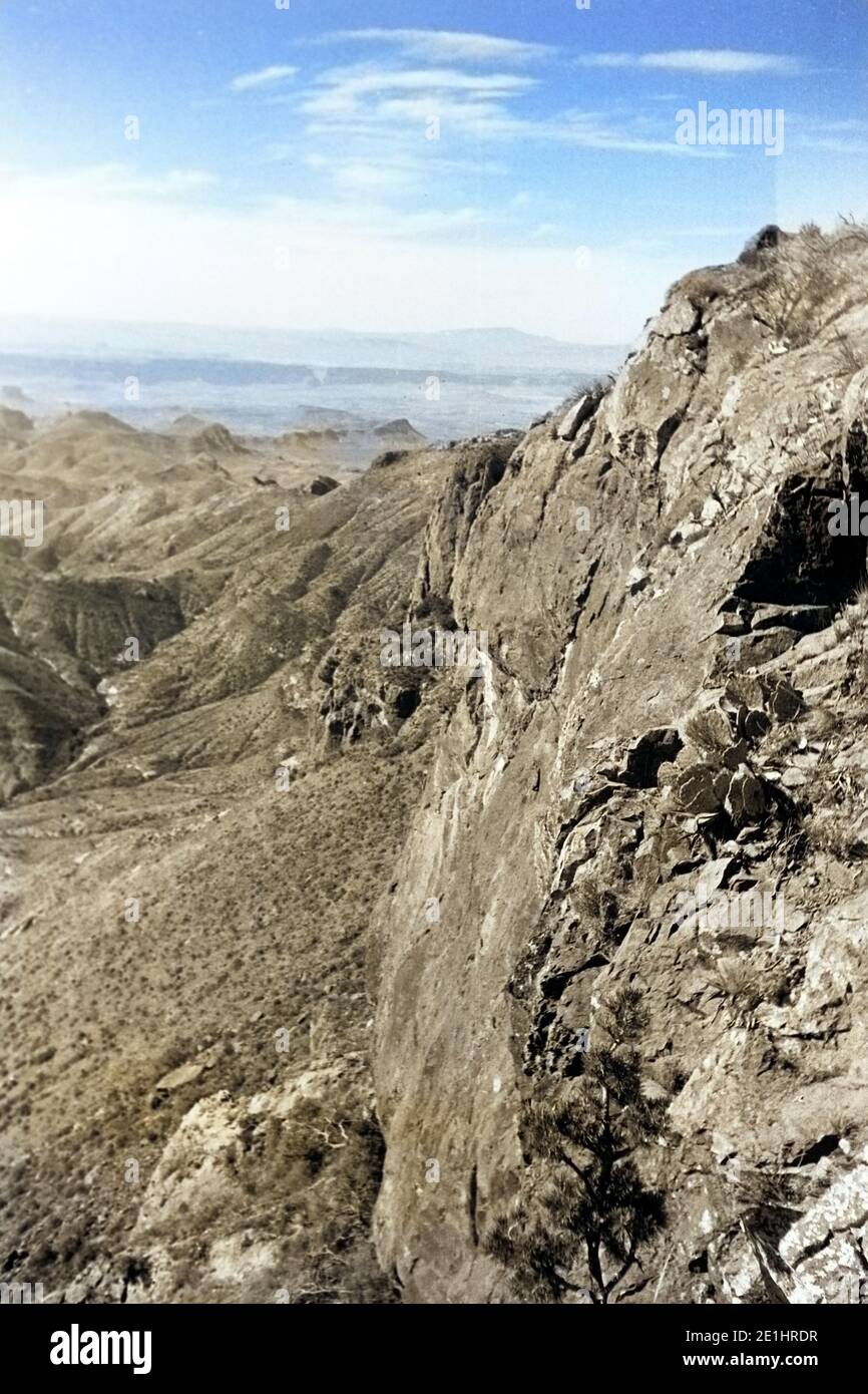Wanderung im Big Bend Nationalpark, Blick auf Mexiko, Texas, Stati Uniti, 1964. Escursioni attraverso il Big Bend National Park, Lookinf verso Messico, Texas, Stati Uniti, 1964. Foto Stock