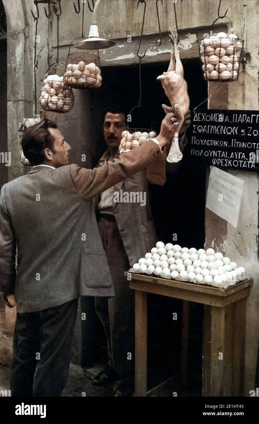 Griechenland, Grecia - Beim Eier- und Geflügelhändler auf Korfu, Griechenland, 1950er Jahre. In corrispondenza delle uova e del pollame shop a Korfu, Grecia, 1950s. Foto Stock