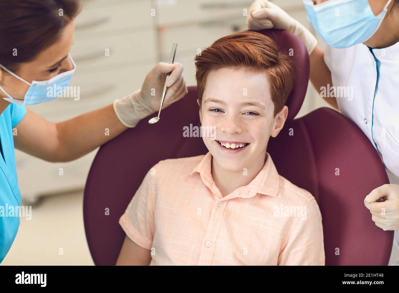 Cura e trattamento dentale. Odontoiatria per bambini. Ufficio del dentista. Foto Stock