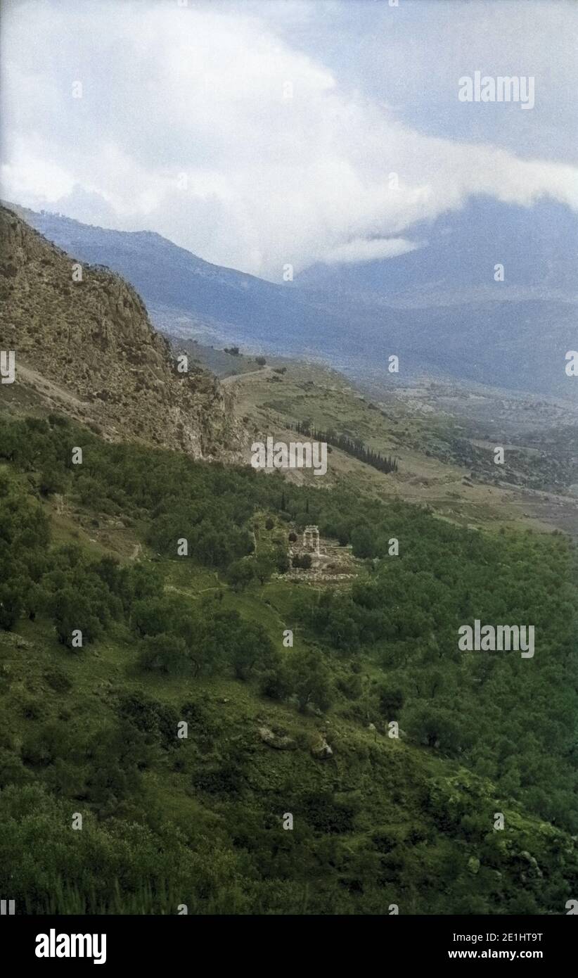Blick auf den Apollon Tempel in Delphi, Griechenland 1950er Jahre. Vista del tempio di Apollo a Delfi, Grecia degli anni cinquanta. Foto Stock