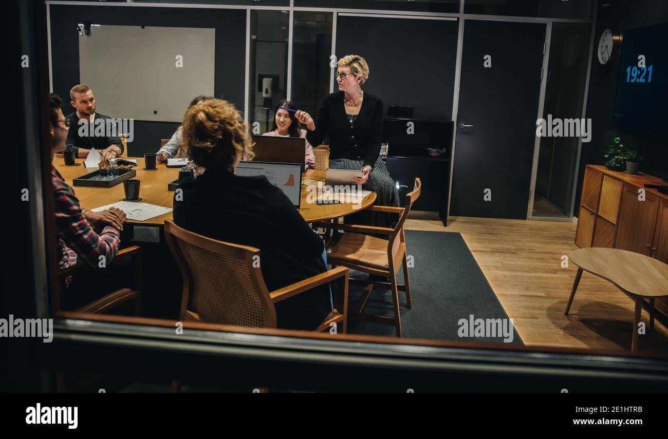 sala riunioni interna per discutere di progetti. Donna che conduce una riunione d'affari e discute del piano. Foto Stock