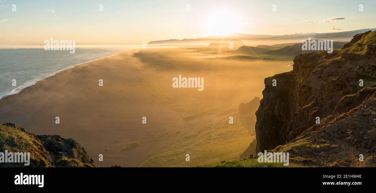 Vista al tramonto dalla penisola di Dyrholaey, vicino a Vik, Islanda meridionale, regioni polari Foto Stock