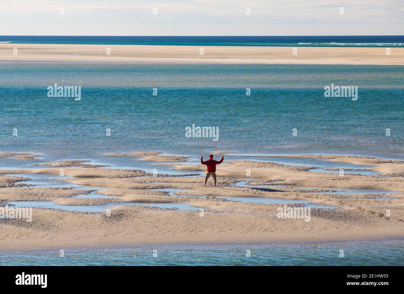 Uomo sulla spiaggia di Luskentire, vista dall'alto, braccia distese Foto Stock