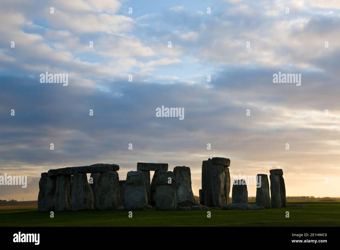 Tramonto a Stonehenge, un monumento preistorico nel Wiltshire, Inghilterra Foto Stock