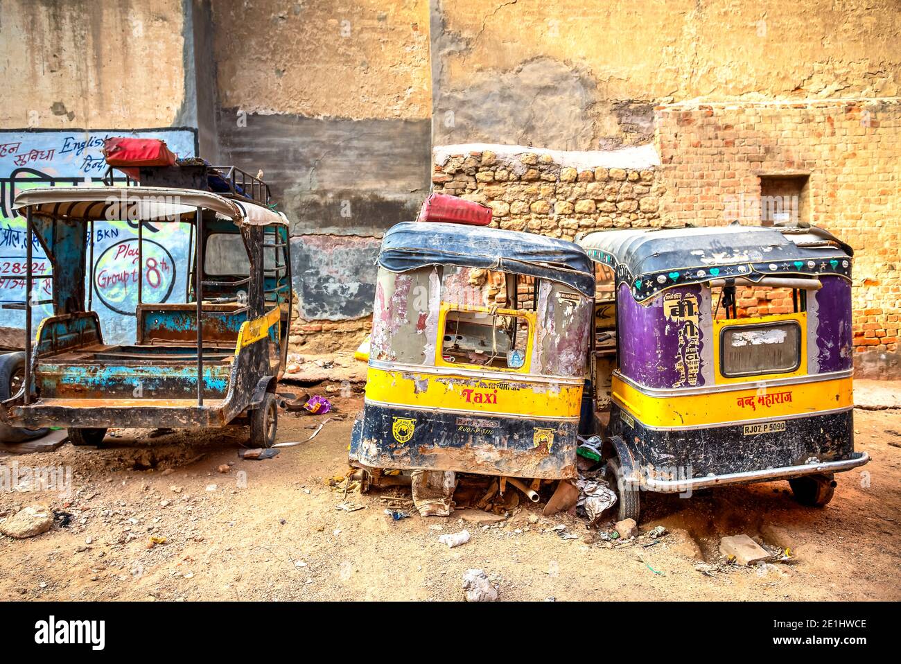 Gruppo di Tuk Tuk abbandonati per le strade di Bikaner, Rajasthan, India. Foto scattata il 13 agosto 2018. Foto Stock