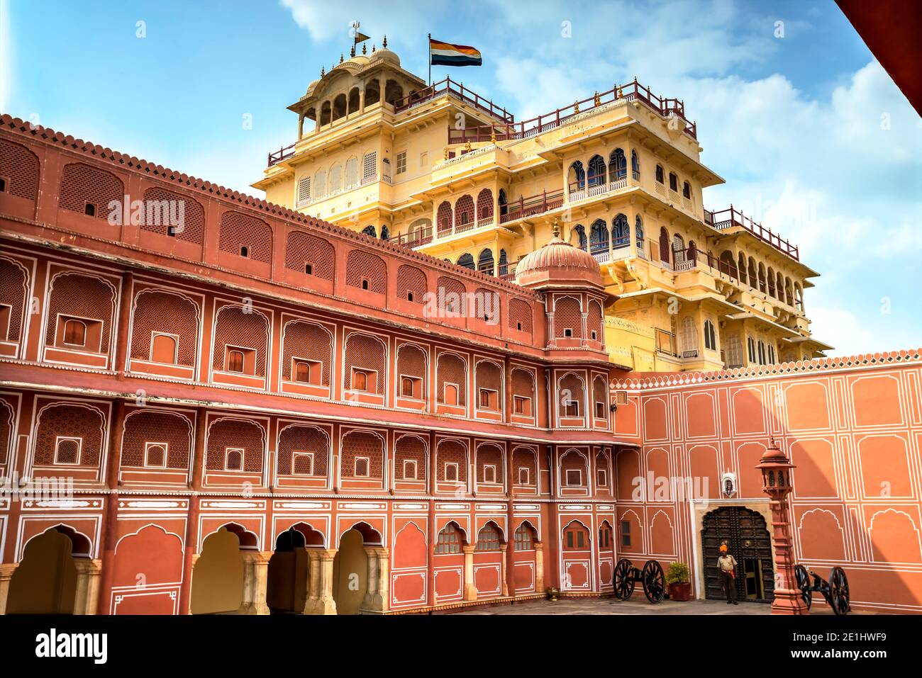 Chandra Mahal, la residenza dell'ex famiglia reale di Jaipur, visto dal cortile del complesso del Palazzo della Città, Rajasthan, India. Foto scattata il 14 Au Foto Stock