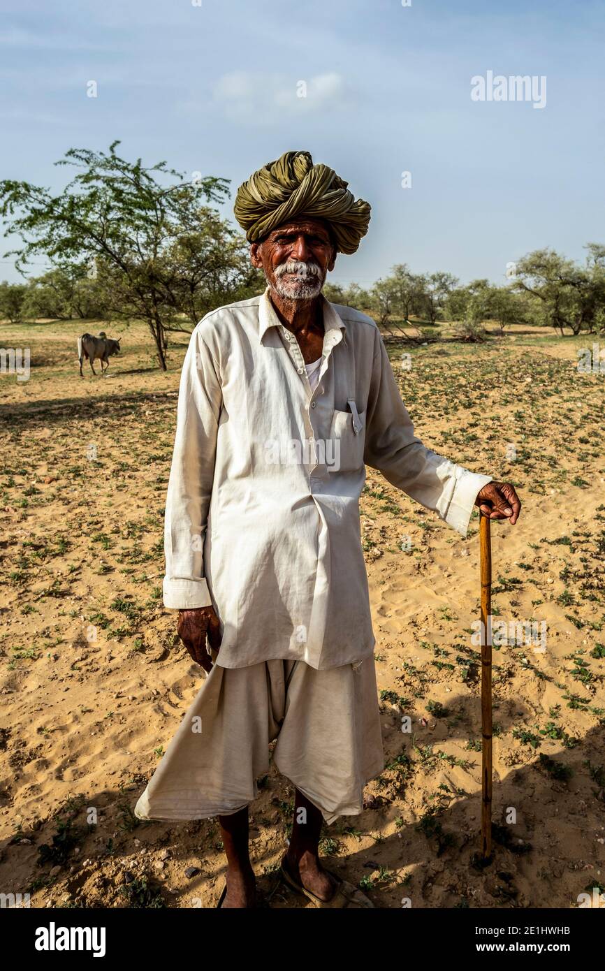 Ritratto di un vecchio pastore Rajasthani. Foto scattata in 11 agosto 2018, sulle strade statali del Rajasthan, India. Foto Stock