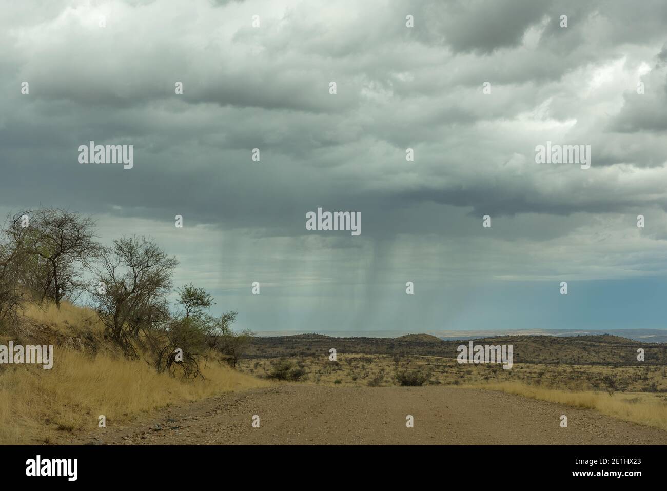 Paesaggio con nuvole di pioggia a ovest della capitale Windhoek, Namibia Foto Stock
