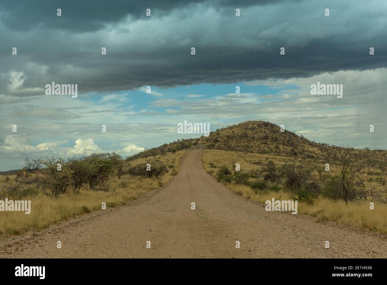 Paesaggio con nuvole di pioggia a ovest della capitale Windhoek, Namibia Foto Stock