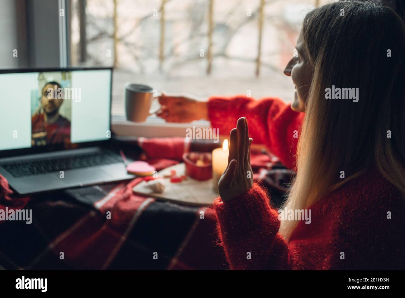 Idee del giorno di San Valentino durante l'epidemia di Coronavirus. Festa di San Valentino online tramite videochiamata su computer portatile. Amore al tempo del coronavirus Foto Stock